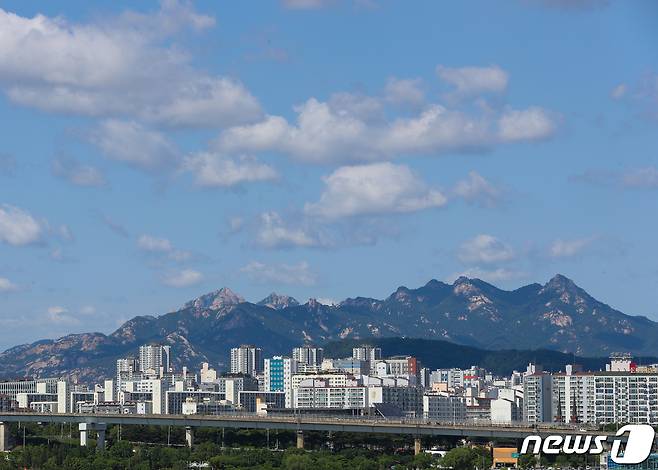 서울 도심 위로 푸른 하늘이 펼쳐져 있다. (사진은 기사 내용과 무관함) / 뉴스1 ⓒ News1
