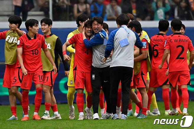 4일(현지시간) 오후 아르헨티나 산티아고 델 에스테로 스타디움에서 열린 2023 국제축구연맹(FIFA) 20세 이하(U-20) 월드컵 8강전 한국과 나이지리아의 경기에서 연장 전반전 첫 번째 골을 넣은 최석현과 선수들이 기뻐하고 있다. 2023.6.5 ⓒ AFP=뉴스1