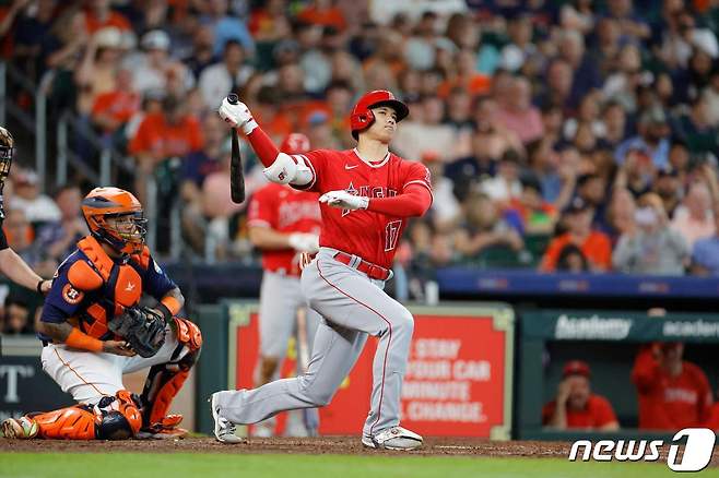 LA 에인절스 오타니 쇼헤이가 5일(한국시간) 열린 메이저리그 휴스턴 애스트로스전에서 8회 역전 결승 2루타를 때렸다. ⓒ AFP=뉴스1