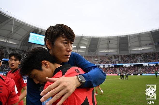 4일(현지시간) 오후 아르헨티나 산티아고 델 에스테로 스타디움에서 열린 2023 국제축구연맹(FIFA) 20세 이하(U-20) 월드컵 8강전 한국과 나이지리아의 경기에서 1:0 승리를 거둔 김은중 감독이 선수들을 격려하고 있다. (대한축구협회 제공) 2023.6.5/뉴스1