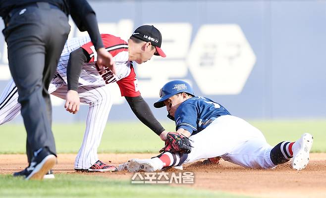 NC 다이노스 손아섭(오른쪽)이 4일 잠실구장에서 열린 2023 KBO리그 LG 트윈스와 경기 3회초 무사 1루 상황에서 LG 유격수 오지환의 태그에 앞서 2루 도루를 하고 있다.  2023. 6. 4. 잠실 | 박진업기자 upandup@sportsseoul.com