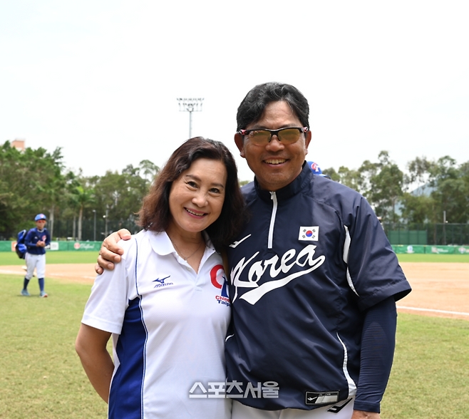 홍콩에서 극적으로 조우한 대한민국 여자야구 대표팀 양상문 감독(오른쪽)과 故서생명의 부인 시에롱야오 씨. 람틴(홍콩) | 황혜정기자. et16@sportsseoul.com