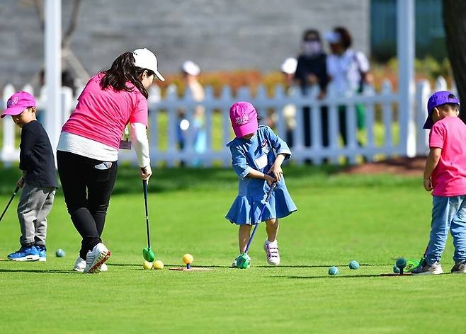 LPGA가 USGA와 손잡고 개발한 주니어 여자 골프 프로그램 걸스골프가 국내에 상륙한다. 사진제공 | LPGA