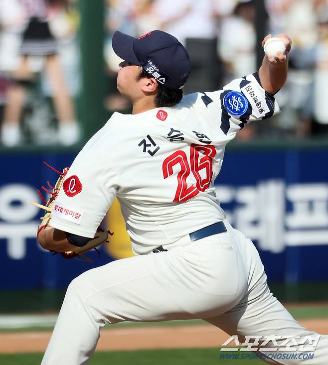 누군가의 아들이 아닌 롯데 자이언츠 진승현이 되기 위해 힘찬 피칭.