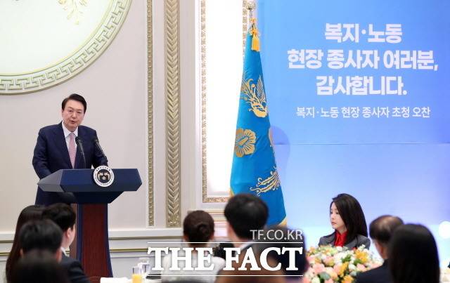 윤석열 정부의 국정과제 1호인 노동개혁이 난관에 부딪힌 모습이다. 지난 3월 23일 청와대 영빈관에서 열린 복지·노동 현장 종사자 초청 오찬에서 발언하는 윤 대통령. /뉴시스