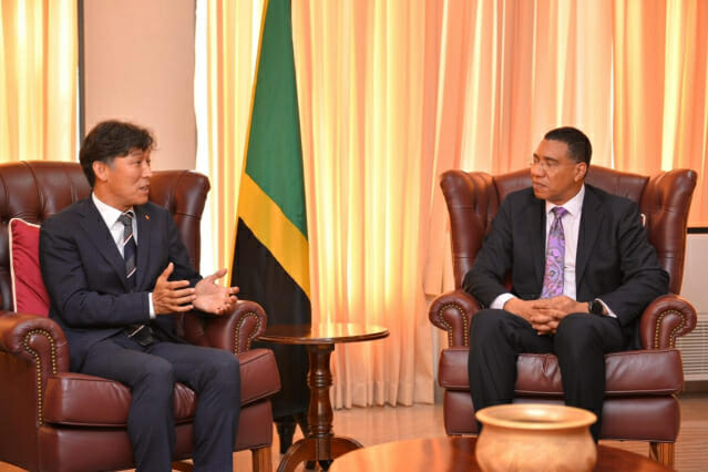 김영문 동서발전 사장(왼쪽)과  앤드류 호니스 자메이카 총리가 이야기 나누고 있다.