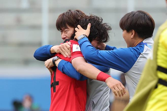 4일(현지시간) 오후 아르헨티나 산티아고 델 에스테로 스타디움에서 열린 2023 국제축구연맹(FIFA) 20세 이하(U-20) 월드컵 8강전 한국과 나이지리아의 연장 전반전 경기에서 김은중 감독이 첫 번째 골을 넣은 최석현을 안아주고 있다. /연합뉴스