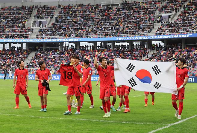 4일(현지시간) 오후 아르헨티나 산티아고 델 에스테로 스타디움에서 열린 2023 국제축구연맹(FIFA) 20세 이하(U-20) 월드컵 8강전 한국과 나이지리아의 경기에서 연장전 끝에 1:0으로 승리를 거둔 대표팀 선수들이 태극기를 들고 경기장을 돌며 자축하고 있다./연합뉴스