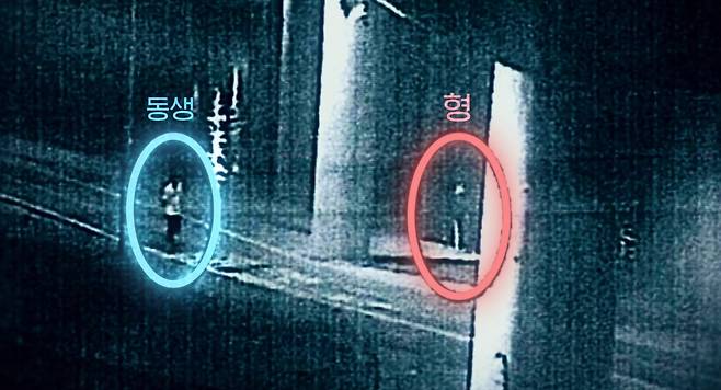 2021년 6월 28일 새벽 경기 구리 왕숙천 CCTV에 찍힌 형 이모(46)씨와 동생의 모습. /SBS '그것이 알고 싶다'