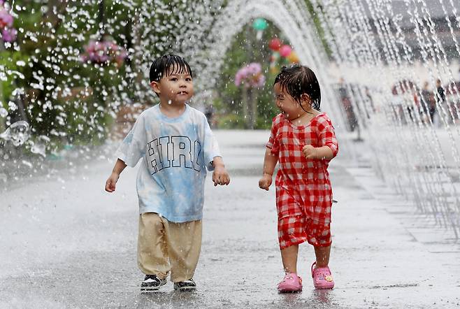 서울 낮 최고기온이 29도까지 오르는 등 무더운 날씨를 보인 지난달 30일 서울 세종대로 광화문광장을 찾은 어린이들이 분수 터널에서 물놀이를 하고 있다. /뉴스1