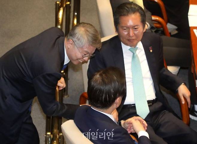 지난달 27일 오후 열린 국회 본회의에서 더불어민주당에 복당한 민형배 의원이 이재명 대표와 대화를 하고 있다. ⓒ데일리안 박항구 기자