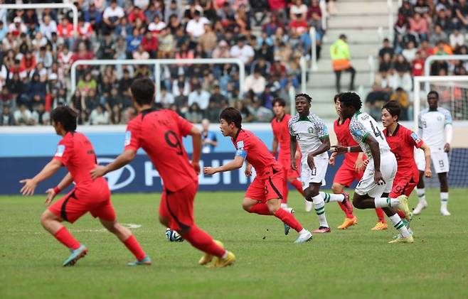 이승원 '전진' (산티아고 델 에스테로=연합뉴스) 임화영 기자 = 4일(현지시간) 오후 아르헨티나 산티아고 델 에스테로 스타디움에서 열린 2023 국제축구연맹(FIFA) 20세 이하(U-20) 월드컵 8강전 한국과 나이지리아의 전반전 경기에서 이승원이 드리블하고 있다. 2023.6.5 hwayoung7@yna.co.kr (끝)