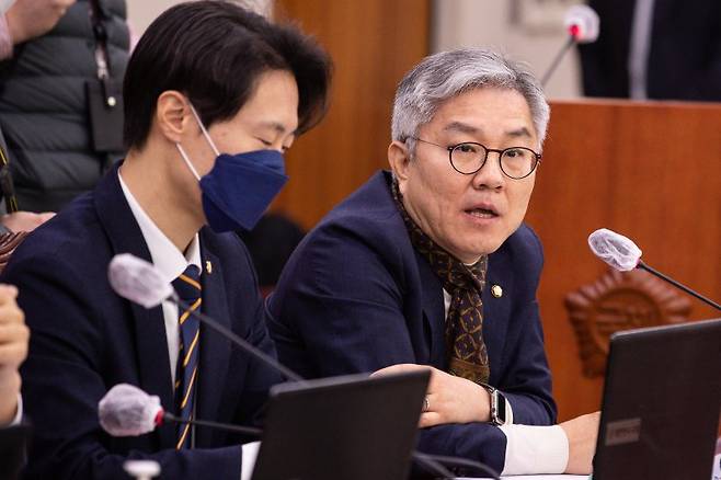 최강욱 더불어민주당 의원이 지난 2월 15일 서울 여의도 국회에서 열린 제403회 국회(임시회) 법제사법위원회 제1차 전체회의에서 의사진행 발언을 하고 있다. /사진=뉴스1