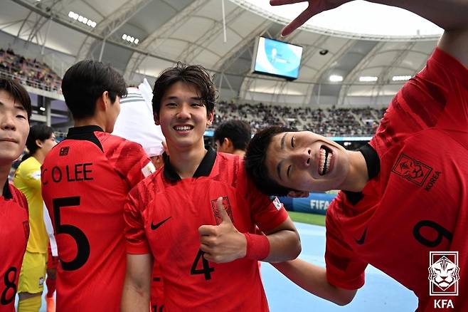 최석현(가운데), 이영준(오른쪽. 이상 남자 U20 축구대표팀). 대한축구협회 제공