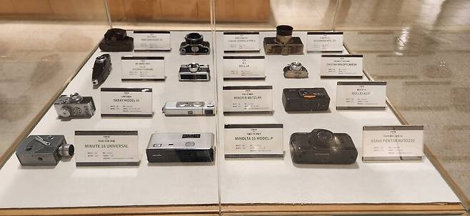 고 이경모 사진기자가 기증한 2차세계대전 당시 첩보 사진기들. 김용희 기자 kimyh@hani.co.kr