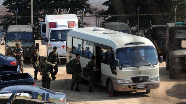 총기난사 사건으로 장병 4명이 사망하고 가해자 포함 2명이 중상을 입은 해병대 2사단의 강화도 선두리 해안 소초에서 2011년 7월 4일 오후 사고수습이 이루어지는 동안 군관계자 등이 분주히 움직이고 있다. 김주성 기자
