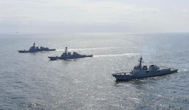 한·미 해군과 일본 해상자위대 이지스구축함이 지난 4월 17일 동해 공해상에서 북한의 핵·미사일 위협에 대응하기 위한 한미일 해상 미사일 방어훈련을 하고 있다. 해군 제공
