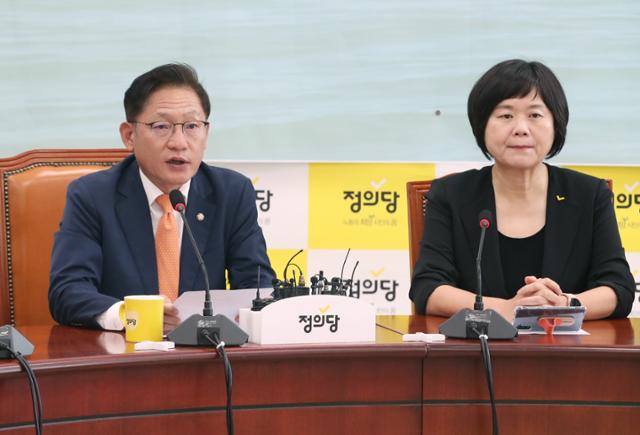 배진교(왼쪽) 정의당 원내대표가 5일 국회에서 열린 상무집행위원회에서 발언을 하고 있다. 국회사진기자단