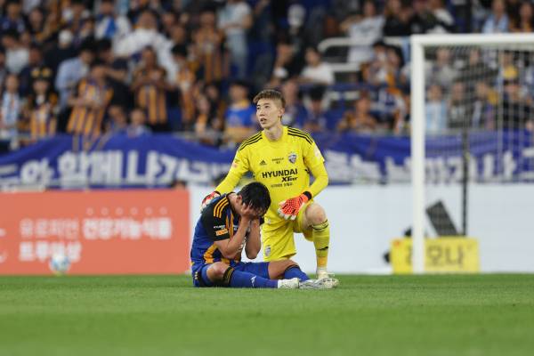 지난달 28일 대전하나시티즌에서 부상을 당한 뒤 고통스러워하고 있는 울산 현대 김영권. 프로축구연맹 제공
