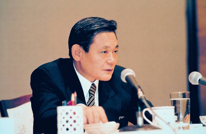 고 이건희 삼성전자 회장이 지난 1993년 6월 7일 독일 프랑크푸르트에서 삼성의 주요 계열사 임원들에게 신경영을 주창하고 있는 모습. [사진=사진=삼성전자]