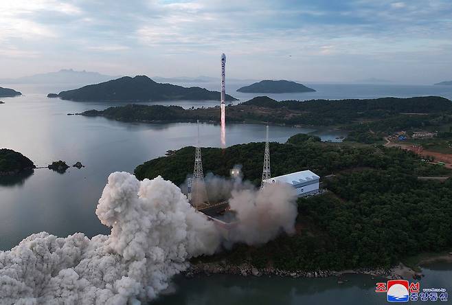 북한은 지난달 31일 서해에 추락한 ‘천리마 1형’이 평안북도 동창리에서 발사되는 모습을 공개했다. 연합뉴스