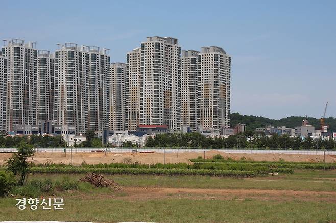 충남 아산탕정테크노 일반산업단지 2공구 부지 건너편에 아파트단지가 들어서 있다. / 주영재 기자