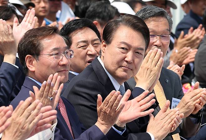 윤석열 대통령이 5일 인천 송도 센트럴파크 UN광장에서 열린 재외동포청 개청 기념행사에서 박수치고 있다. 연합뉴스