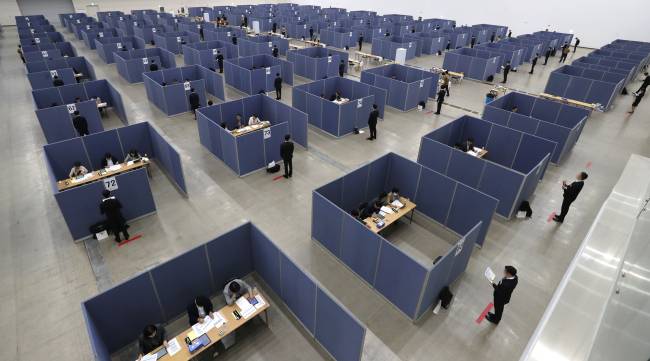 지난달  23일 오전 대구 북구 엑스코 동관에서 열린 ‘2023 소방공무원 채용 면접시험’에서 응시생들이 면접시험을 보고 있다. 연합뉴스