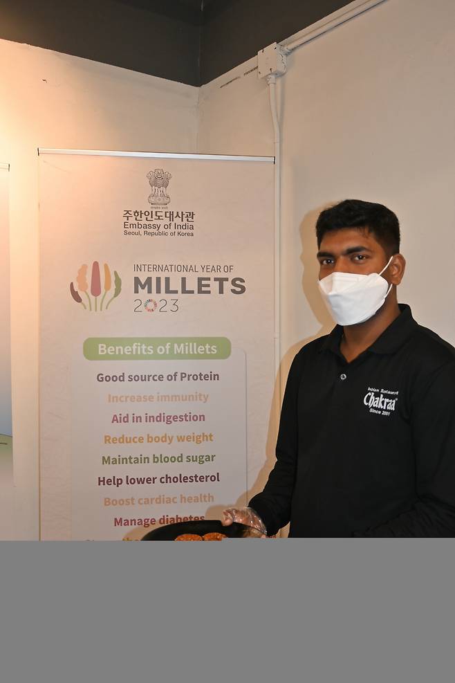 Indian Embassy in Seoul served millets as refreshments for the guests attending the press briefing held ahead of 9th International Day of Yoga at Indian Embassy in Yongsan-gu, Seoul on Monday. (Sanjay Kumar/The Kore Herald)