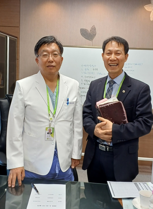 부산보훈병원의 동역자인 이정주(왼쪽) 병원장과 정홍수 원목이 4일 병원장실에서 환하게 웃고 있다.