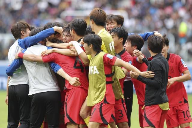 최석현이 4일(현지시각) 아르헨티나 산티아고 델 에스테로 스타디움에서 열린 2023 국제축구연맹(FIFA) 20세 이하(U20) 월드컵 8강전 나이지리아와의 경기 연장 전반 5분 헤더 결승 골을 넣고 코치진, 동료들과 환호하고 있다. AP뉴시스