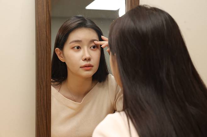 젊은층은 미용상 이유로 안검하수와 쌍꺼풀 수술을 병행하기도 한다. <사진제공=김안과병원>