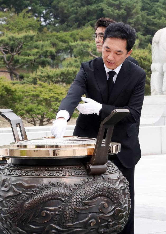 (대전=뉴스1) 김기남 기자 = 박민식 국가보훈처장이 2022년5월13일 오후 취임식에 앞서  국립대전현충원을 찾아 현충탑에 분향 하고 있다. 2022.5.13/뉴스1