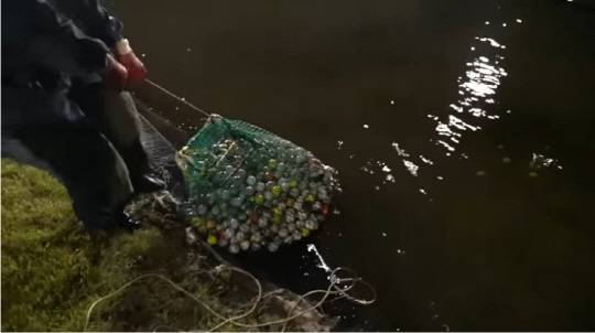 로스트볼 수거 작업을 하는 모습. /사진=유튜브 채널 '탐구생활 - 돈이 되는 삶의 이야기' 캡처