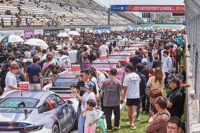 선수와 경주차를 직접 만날 수 있는 그리드워크 세션. /사진제공=CJ슈퍼레이스