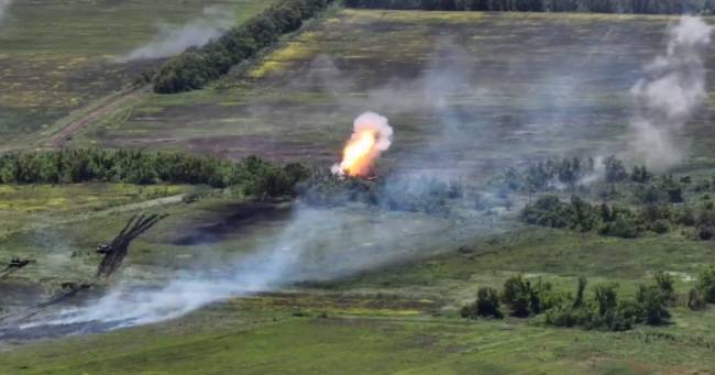 포격에 불타는 러시아 탱크　   4일 우크라이나군이 기계화 부대를 동원해 우크라이나 동부 도네츠크주의 남부 지역에 대한 공세에 나선 가운데 러시아군 소속 T-80BV 탱크가 포격을 맞고 불타고 있다. 러시아 국방부는 우크라이나군이 이날 5개 방향에서 도네츠크 지역에 대한 공격을 가했으나 이를 격퇴했다고 발표했다.  트위터 캡처