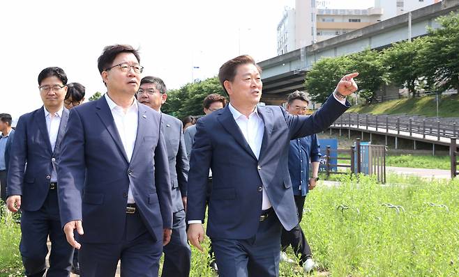 염태영 경제부지사(앞 왼쪽)과 박승원 광명시장( 앞 오른쪽)[광명시 제공]