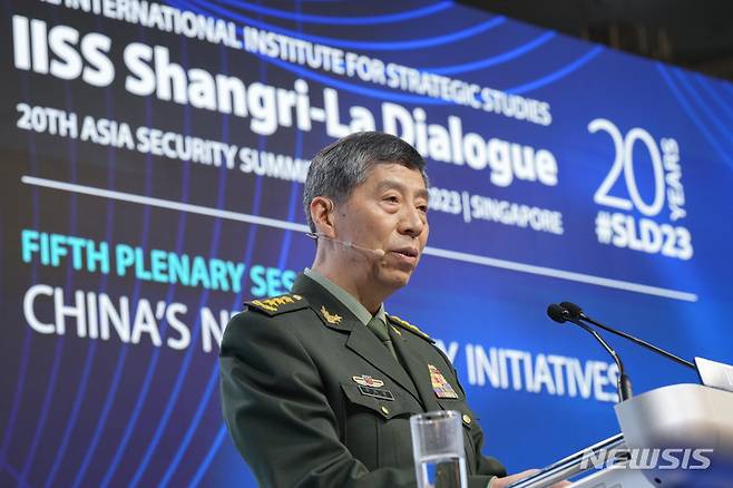 [싱가포르=AP/뉴시스] 리상푸 중국 국무위원 겸 국방부장이 4일 싱가포르 샹그릴라 호텔에서 열린 제 20차 아시아안보회의(샹그릴라 대화)에서 '중국의 신안보 이니셔티브'를 주제로 연설하고 있다. 2023.06.04.