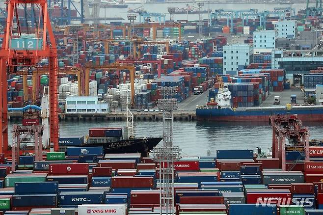 [부산=뉴시스] 하경민 기자 = 산업통상자원부는 지난달 수출이 8개월 연속 감소세를 기록하고, 무역수지도 15개월째 적자를 나타냈다고 1일 밝혔다. 이날 부산 남구 신선대(아래) 및 감만부두 야적장에 컨테이너가 가득 쌓여 있다. 2023.06.01. yulnetphoto@newsis.com