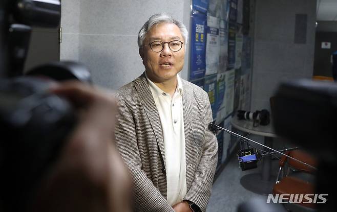 [서울=뉴시스] 추상철 기자 = 최강욱 더불어민주당 의원이 5일 오전 서울 여의도 국회의원회관 의원실로 들어서며 취재진의 질문에 답변하고 있다. 2023.06.05. scchoo@newsis.com