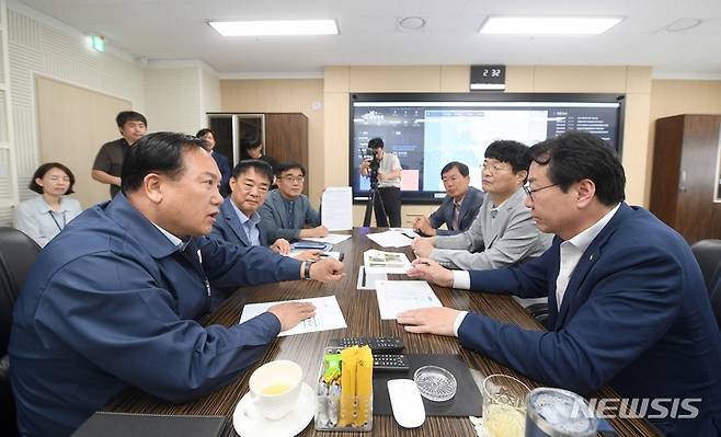 [오산=뉴시스] 이권재 오산시장이 화성시 동탄출장소에서 정명근 화성시장과 만나 오산천 상류 오염수 유출문제에 대해 논의하고 있다. (사진 = 오산시 제공)