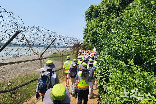 김포 평화누리길을 걷고 있는 학생들. 월드비전은 "국토대장정 프로젝트에 앞서 안전한 행사 운영을 위해 사전 교육, 사고예방에 만전을 기했다"고 밝혔다. 중대시민재해 관련 사전 답사를 진행하고 한국재난안전컨설팅협회와 협업해 중대재해 매뉴얼을 제작했다. 이 밖에도 4박 5일간 국토대장정 전문기관 인솔자 및 간호사 등 의료팀과 안전보건관리사가 함께한다.