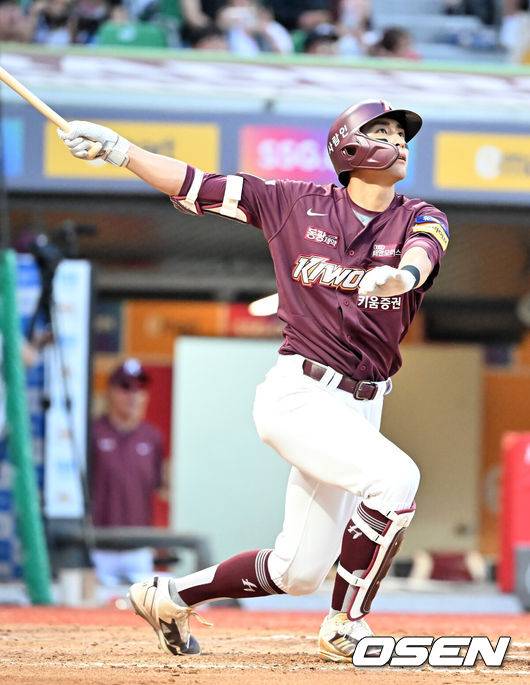 [OSEN=인천, 민경훈 기자] 4일 오후 인천 SSG 랜더스 필드에서 2023 신한은행 SOL KBO리그 SSG 랜더스와 키움 히어로즈의 경기가 열렸다.8회초 키움 선두타자 이정후가 우월 동점 솔로홈런을 날리고 있다. 2023.06.04 /rumi@osen.co.kr