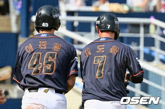 [OSEN=이석우 기자] 한화 이진영, 이도윤. 2023.05.27 / foto0307@osen.co.kr