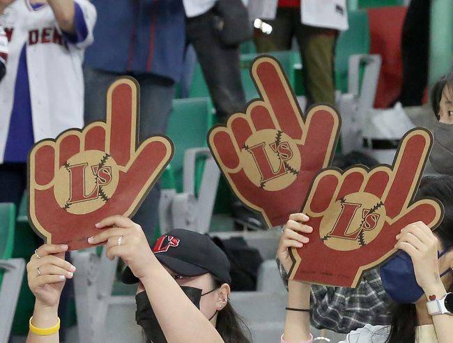 SSG 랜더스가 올해부터 ‘함께 으쓱 프로젝트’를 런칭해 구단의 모든 ‘스포츠 ESG’ 활동을 하나로 통합해 운영한다. / SSG 랜더스