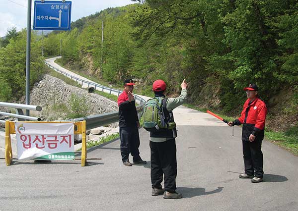 산불감시원들이 입산금지된 등산로를 통제하고 있다. 사진 조선일보DB.