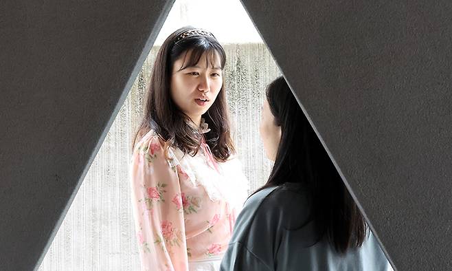 5일 서울 마포구 한국성폭력상담소 앞에서 ‘벗방 피해자 공동지원단’ 소속 혜진 반성매매인권행동이룸 활동가(왼쪽)와 호랑 한국성폭력상담소 활동가가 대화를 나누고 있다. 이제원 선임기자