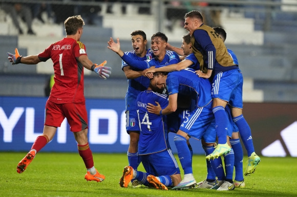 이탈리아 U20 대표팀 선수들이 지난 4일 콜롬비아와의 대회 8강전에서 3-1승을 거두고 3회 연속 4강행을 확정한 뒤 그라운드에서 뛸 듯이 기뻐하고 있다.  [AP 연합뉴스]