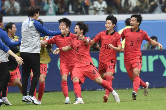 u-20 축구대표팀 선수들이 5일 나이지리아와의 월드컵 8강전에서 1-0승을 거두고 연속 4강행을 확정한 뒤 김은중 감독을 향해 내달리며 환호하고 있다.  [AP 연합뉴스]