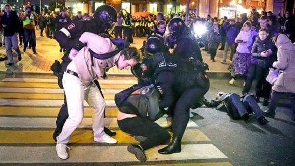 블라디미르 푸틴 러시아 대통령이 군 동원령을 내린 21일(현지시간) 러시아 예카테린부르크에서 경찰에 체포되는 시위자들. 2022.9.21 AP 연합뉴스